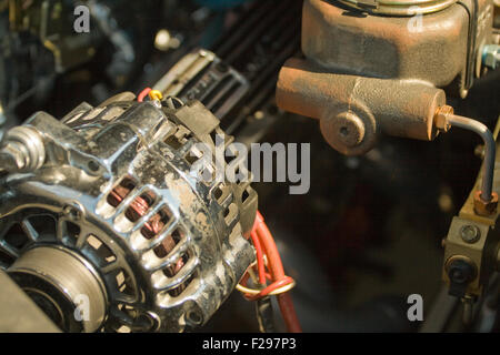 Détail du moteur d'une voiture antique montrant ses parties Banque D'Images