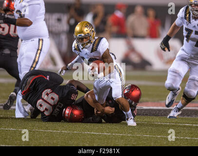 Las Vegas, NV, USA. 12 Sep, 2015. UCLA Bruins en marche arrière (22) Roosevelt Davis tente de se libérer d'un s'attaquer au cours de l'UCLA Bruins vs rebelles UNLV match de football. Classé 13e défaite de l'UCLA UNLV 37-3 samedi, 12 septembre 2015 à Sam Boyd Stadium à Las Vegas, Nevada. (Crédit obligatoire : Juan Lainez/MarinMedia.org/Cal Sport Media) (photographe complet, et de crédit requis) © csm/Alamy Live News Banque D'Images