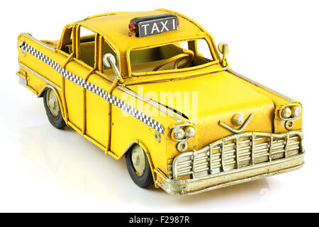 Ancienne rétro toy taxi jaune isolé sur fond blanc Banque D'Images