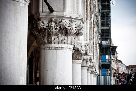 Une cuisine typique et classique de colonnes corinthiennes de Venise Banque D'Images