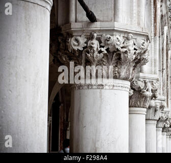 Une cuisine typique et classique de colonnes corinthiennes de Venise Banque D'Images