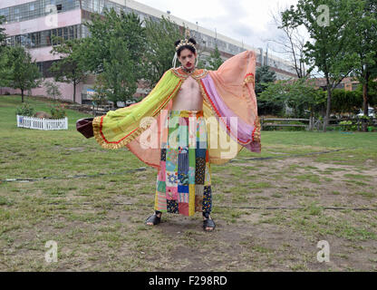 Un homme habillé en femme à glisser comme une Bushwig 2015 Ridgewood, Brooklyn, New York. Banque D'Images