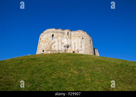 Historique La tour de Clifford à York, en Angleterre. Banque D'Images