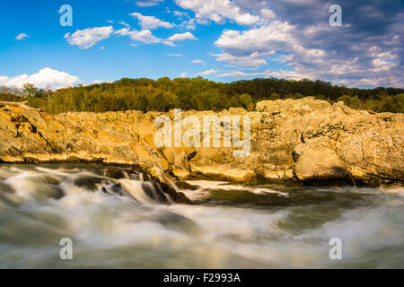 Lumière du soir sur les rochers et les rapides de la rivière Potomac, à Great Falls Park, en Virginie. Banque D'Images