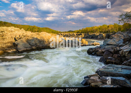 Lumière du soir sur les rochers et les rapides de la rivière Potomac, à Great Falls Park, en Virginie. Banque D'Images