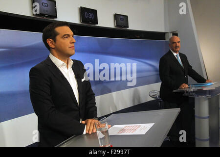 Athènes, Grèce. 14Th Sep 2015. Ancien Premier Ministre et chef du parti Syriza, Alexis Tsipras (L) affronte le candidat conservateur et chef du parti Nouvelle Démocratie Vangelis Meimarakis dans un débat électoral télévisé à Athènes, Grèce, le 14 septembre 2015. Les deux parties sont pratiquement à égalité dans les derniers sondages d'opinion que les élections générales auront lieu dimanche prochain. © Marios Lolos/Xinhua/Alamy Live News Banque D'Images