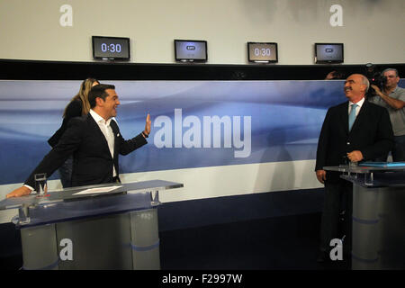 Athènes, Grèce. 14Th Sep 2015. Ancien Premier Ministre et chef du parti Syriza, Alexis Tsipras (L) affronte le candidat conservateur et chef du parti Nouvelle Démocratie Vangelis Meimarakis dans un débat électoral télévisé à Athènes, Grèce, le 14 septembre 2015. Les deux parties sont pratiquement à égalité dans les derniers sondages d'opinion que les élections générales auront lieu dimanche prochain. © Marios Lolos/Xinhua/Alamy Live News Banque D'Images