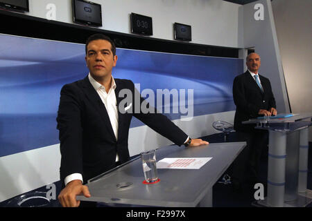 Athènes, Grèce. 14Th Sep 2015. Ancien Premier Ministre et chef du parti Syriza, Alexis Tsipras (L) affronte le candidat conservateur et chef du parti Nouvelle Démocratie Vangelis Meimarakis dans un débat électoral télévisé à Athènes, Grèce, le 14 septembre 2015. Les deux parties sont pratiquement à égalité dans les derniers sondages d'opinion que les élections générales auront lieu dimanche prochain. © Marios Lolos/Xinhua/Alamy Live News Banque D'Images