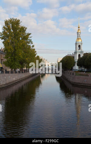 Le clocher de la cathédrale Saint-Nicolas, Naval de Saint-Pétersbourg, Russie. Banque D'Images