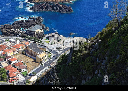 Porto Moniz, Madeira, Portugal - le paysage volcanique donne lieu à de nombreuses piscines naturelles Banque D'Images