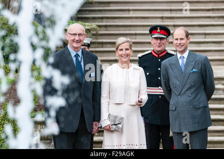 Hillsborough, en Irlande du Nord. 14 Sep 2015. Comte et la comtesse de Wessex basculer sur la nouvelle fontaine ornementale à Hillsborough Palace parc du château à l'aide d'une télécommande Crédit : Stephen Barnes/Alamy Live News Banque D'Images