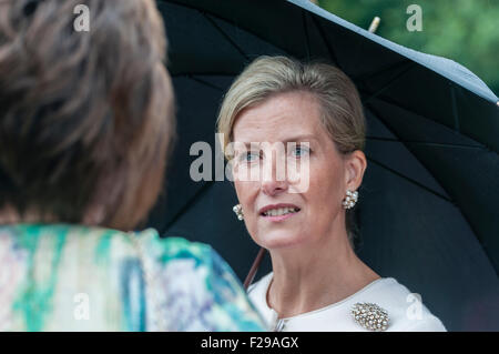 Hillsborough, en Irlande du Nord. 14 Sep 2015. Sophie, la comtesse de Wessex, parle aux invités lors de l'Assemblée Hillsborough Garden Party Crédit : Stephen Barnes/Alamy Live News Banque D'Images