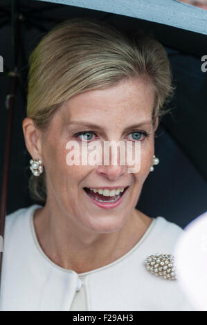 Hillsborough, en Irlande du Nord. 14 Sep 2015. Sophie, la comtesse de Wessex, parle aux invités lors de l'Assemblée Hillsborough Garden Party Crédit : Stephen Barnes/Alamy Live News Banque D'Images