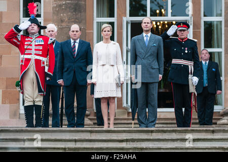 Hillsborough, en Irlande du Nord. 14 Sep 2015. Comte et comtesse de Wessex, support pour l'hymne national lors de l'Assemblée Hillsborough Château Palace Garden Party Crédit : Stephen Barnes/Alamy Live News Banque D'Images