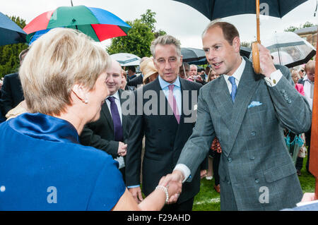 Hillsborough, en Irlande du Nord. 14 Sep 2015. Le prince Edward, comte de Wessex, parle aux invités lors de l'Assemblée Hillsborough Garden Party. Crédit : Stephen Barnes/Alamy Live News Banque D'Images