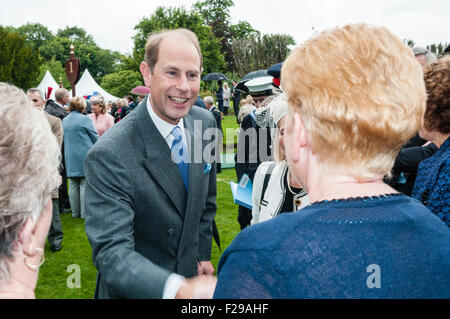 Hillsborough, en Irlande du Nord. 14 Sep 2015. Le prince Edward, comte de Wessex, parle aux invités lors de l'Assemblée Hillsborough Garden Party. Crédit : Stephen Barnes/Alamy Live News Banque D'Images