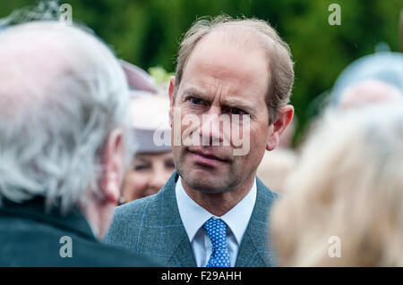 Hillsborough, en Irlande du Nord. 14 Sep 2015. Le prince Edward, comte de Wessex, parle aux invités lors de l'Assemblée Hillsborough Garden Party Crédit : Stephen Barnes/Alamy Live News Banque D'Images