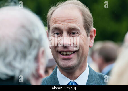 Hillsborough, en Irlande du Nord. 14 Sep 2015. Le prince Edward, comte de Wessex, parle aux invités lors de l'Assemblée Hillsborough Garden Party Crédit : Stephen Barnes/Alamy Live News Banque D'Images