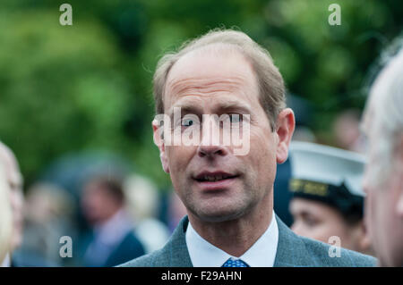 Hillsborough, en Irlande du Nord. 14 Sep 2015. Le prince Edward, comte de Wessex, parle aux invités lors de l'Assemblée Hillsborough Garden Party Crédit : Stephen Barnes/Alamy Live News Banque D'Images