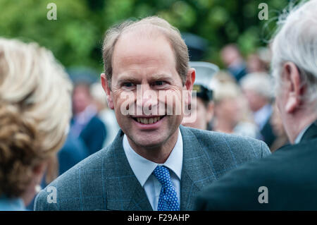 Hillsborough, en Irlande du Nord. 14 Sep 2015. Le prince Edward, comte de Wessex, parle aux invités lors de l'Assemblée Hillsborough Garden Party Crédit : Stephen Barnes/Alamy Live News Banque D'Images