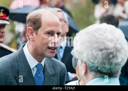 Hillsborough, en Irlande du Nord. 14 Sep 2015. Le prince Edward, comte de Wessex, parle aux invités lors de l'Assemblée Hillsborough Garden Party Crédit : Stephen Barnes/Alamy Live News Banque D'Images