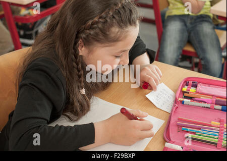 Écolière trichant à l'examen, Munich, Bavière, Allemagne Banque D'Images