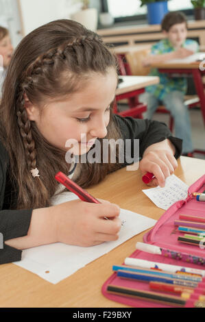 Écolière trichant à l'examen, Munich, Bavière, Allemagne Banque D'Images