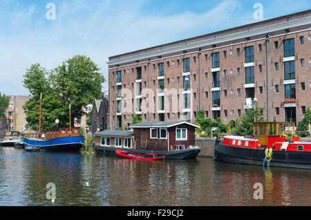 AMSTERDAM - 2 août 2015 : péniches et barges dans un canal à Amsterdam Banque D'Images