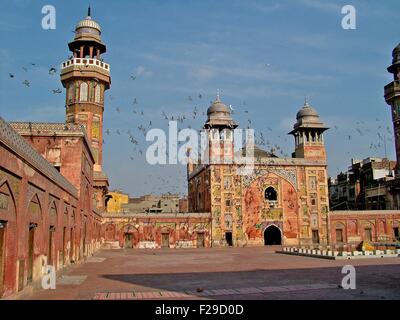 Mosquée de Wazir Khan avec les pigeons 12 mars 2005, à Lahore, au Pakistan. Banque D'Images