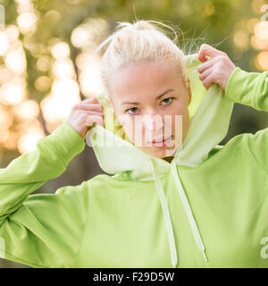 Confiant à la mode sportive woman sweat vert. Banque D'Images