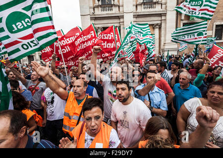 Rome, Italie. 14Th Sep 2015. Les employés de l'AMA drapeaux de l'union de l'onde qu'ils prennent part à une manifestation pour protester contre les grands de Rome Ignazio Marino a décidé de privatiser le service de balayage des rues de la ville de Rome.Les employés de l'AMA (Azienda Municipale Ambiente), sont responsables de la collecte des déchets, le recyclage et le nettoyage des rues de Rome. © Giuseppe Ciccia/Pacific Press/Alamy Live News Banque D'Images