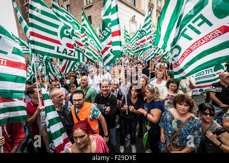 Rome, Italie. 14Th Sep 2015. Les employés de l'AMA drapeaux de l'union de l'onde qu'ils prennent part à une manifestation pour protester contre les grands de Rome Ignazio Marino a décidé de privatiser le service de balayage des rues de la ville de Rome. Les employés de l'AMA (Azienda Municipale Ambiente), sont responsables de la collecte des déchets, le recyclage et le nettoyage des rues de Rome. © Giuseppe Ciccia/Pacific Press/Alamy Live News Banque D'Images