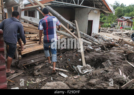 Lhokseumawe, Indonésie. 14Th Sep 2015. Recueillir des décombres les résidents maisons endommagées par les inondations dans le village Fajar Harapan. Les crues éclair dans les highlands Gayo provoqué des pluies torrentielles et des cours d'eau abondants à l'origine de 149 personnes déplacées et des maisons endommagées. Credit : Fach Reza/Pacific Press/Alamy Live News Banque D'Images