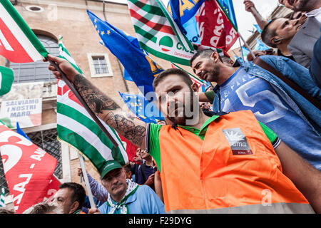 Rome, Italie. 14Th Sep 2015. Les employés de l'AMA drapeaux de l'union de l'onde qu'ils prennent part à une manifestation pour protester contre les grands de Rome Ignazio Marino a décidé de privatiser le service de balayage des rues de la ville de Rome. Les employés de l'AMA (Azienda Municipale Ambiente), sont responsables de la collecte des déchets, le recyclage et le nettoyage des rues de Rome. © Giuseppe Ciccia/Pacific Press/Alamy Live News Banque D'Images