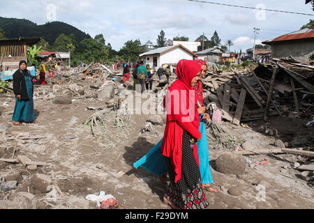 Lhokseumawe, Indonésie. 14Th Sep 2015. Passant à la résidents ruines de maisons endommagées par l'inondation dans le village Fajar harapan. Les crues éclair dans les highlands Gayo provoqué des pluies torrentielles et des cours d'eau abondants à l'origine de 149 personnes déplacées et des maisons endommagées. Credit : Fach Reza/Pacific Press/Alamy Live News Banque D'Images