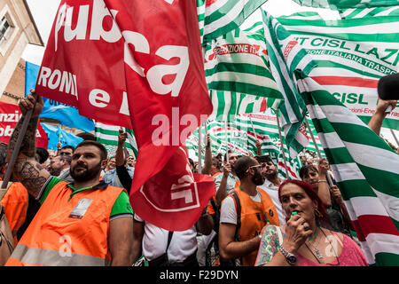 Rome, Italie. 14Th Sep 2015. Les employés de l'AMA drapeaux de l'union de l'onde qu'ils prennent part à une manifestation pour protester contre les grands de Rome Ignazio Marino a décidé de privatiser le service de balayage des rues de la ville de Rome. Les employés de l'AMA (Azienda Municipale Ambiente), sont responsables de la collecte des déchets, le recyclage et le nettoyage des rues de Rome. © Giuseppe Ciccia/Pacific Press/Alamy Live News Banque D'Images