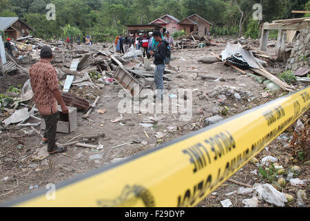 Lhokseumawe, Indonésie. 14Th Sep 2015. Passant à la résidents ruines de maisons endommagées par l'inondation dans le village Fajar harapan. Les crues éclair dans les highlands Gayo provoqué des pluies torrentielles et des cours d'eau abondants à l'origine de 149 personnes déplacées et des maisons endommagées. Credit : Fach Reza/Pacific Press/Alamy Live News Banque D'Images