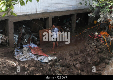 Lhokseumawe, Indonésie. 14Th Sep 2015. Nettoyage résident la boue de sa maison. Les crues éclair dans les highlands Gayo provoqué des pluies torrentielles et des cours d'eau abondants à l'origine de 149 personnes déplacées et des maisons endommagées. Credit : Fach Reza/Pacific Press/Alamy Live News Banque D'Images