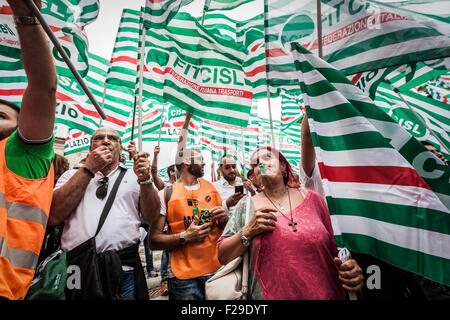 Rome, Italie. 14Th Sep 2015. Les employés de l'AMA drapeaux de l'union de l'onde qu'ils prennent part à une manifestation pour protester contre les grands de Rome Ignazio Marino a décidé de privatiser le service de balayage des rues de la ville de Rome. Les employés de l'AMA (Azienda Municipale Ambiente), sont responsables de la collecte des déchets, le recyclage et le nettoyage des rues de Rome. © Giuseppe Ciccia/Pacific Press/Alamy Live News Banque D'Images