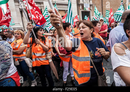 Rome, Italie. 14Th Sep 2015. Les employés de l'AMA crier des slogans qu'ils prennent part à une manifestation pour protester contre les grands de Rome Ignazio Marino a décidé de privatiser le service de balayage des rues de la ville de Rome. Les employés de l'AMA (Azienda Municipale Ambiente), sont responsables de la collecte des déchets, le recyclage et le nettoyage des rues de Rome. © Giuseppe Ciccia/Pacific Press/Alamy Live News Banque D'Images