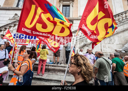 Rome, Italie. 14Th Sep 2015. Les employés de l'AMA drapeaux de l'union de l'onde qu'ils prennent part à une manifestation pour protester contre les grands de Rome Ignazio Marino a décidé de privatiser le service de balayage des rues de la ville de Rome. Les employés de l'AMA (Azienda Municipale Ambiente), sont responsables de la collecte des déchets, le recyclage et le nettoyage des rues de Rome. © Giuseppe Ciccia/Pacific Press/Alamy Live News Banque D'Images