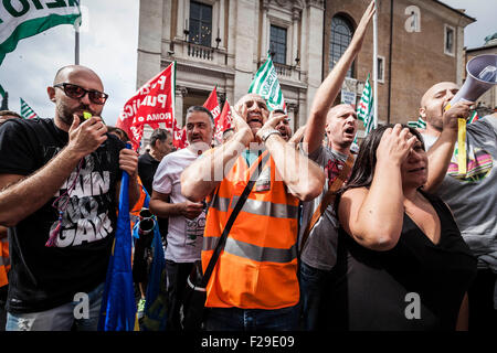 Rome, Italie. 14Th Sep 2015. Les employés de l'AMA crier des slogans qu'ils prennent part à une manifestation pour protester contre les grands de Rome Ignazio Marino a décidé de privatiser le service de balayage des rues de la ville de Rome. Les employés de l'AMA (Azienda Municipale Ambiente), sont responsables de la collecte des déchets, le recyclage et le nettoyage des rues de Rome. © Giuseppe Ciccia/Pacific Press/Alamy Live News Banque D'Images