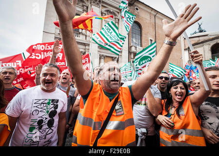 Rome, Italie. 14Th Sep 2015. Les employés de l'AMA crier des slogans qu'ils prennent part à une manifestation pour protester contre les grands de Rome Ignazio Marino a décidé de privatiser le service de balayage des rues de la ville de Rome. Les employés de l'AMA (Azienda Municipale Ambiente), sont responsables de la collecte des déchets, le recyclage et le nettoyage des rues de Rome. © Giuseppe Ciccia/Pacific Press/Alamy Live News Banque D'Images