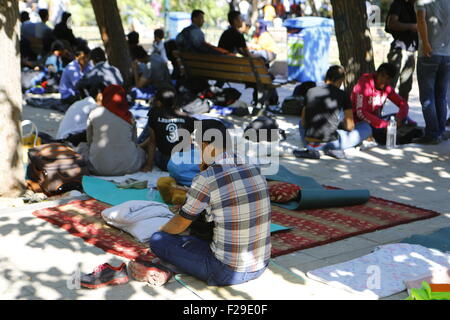 Athènes, Grèce. 14Th Sep 2015. La plupart des réfugiés dans le camp de réfugiés de fortune à Athènes n'ont qu'une couverture pour s'asseoir sur le sommeil. Des centaines de réfugiés dormir à la rue dans le centre d'Athènes dans un camp de réfugiés de fortune à Victoria Square. Crédit : Michael Debets/Pacific Press/Alamy Live News Banque D'Images