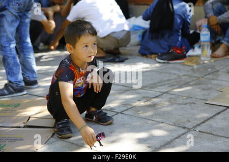 Athènes, Grèce. 14Th Sep 2015. Un garçon joue sur le terrain dans le camp de réfugiés de fortune à Athènes. Des centaines de réfugiés dormir à la rue dans le centre d'Athènes dans un camp de réfugiés de fortune à Victoria Square. Crédit : Michael Debets/Pacific Press/Alamy Live News Banque D'Images