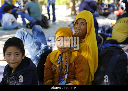 Athènes, Grèce. 14Th Sep 2015. Une mère et son fils et sa fille regarder dans la caméra. Des centaines de réfugiés dormir à la rue dans le centre d'Athènes dans un camp de réfugiés de fortune à Victoria Square. Crédit : Michael Debets/Pacific Press/Alamy Live News Banque D'Images