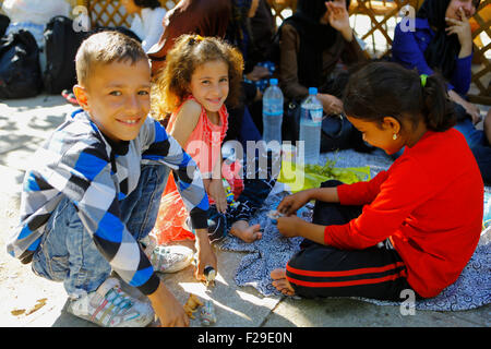 Athènes, Grèce. 14Th Sep 2015. Trois enfants assis sur le sol, jouant dans le camp de réfugiés de fortune à Athènes. Des centaines de réfugiés dormir à la rue dans le centre d'Athènes dans un camp de réfugiés de fortune à Victoria Square. Crédit : Michael Debets/Pacific Press/Alamy Live News Banque D'Images