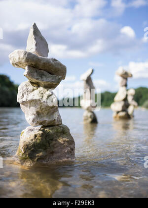 Close-up of pile de rochers dans l'équilibrage de la rivière Isar, Bavière, Allemagne Banque D'Images