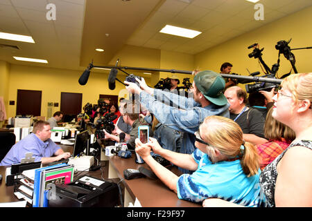 Shepherdsville, Kentucky, USA. 14 Septembre, 2015. Le sous-greffier du comté d'Aviron Brian Mason remplit une demande de licence de mariage pour Carmen Colllins et Shannon Wampler. Des partisans et adversaires de Kim Davis recueillir l'extérieur de la Rowan County Courthouse en Morehead Kentucky Lundi 14 Sept 2015 returnes.Davis travailler plusieurs jours après avoir été libéré d'un établissement fédéral. Davis dit qu'elle refuse toujours d'autoriser les licences de mariage, mais n'arrêtera pas ses députés de les émettre. Crédit : John Cornelius/Alamy Live News Banque D'Images