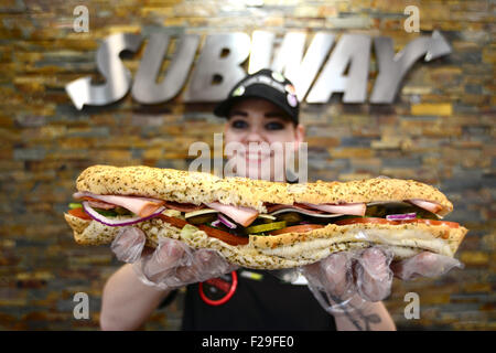 Un membre du personnel du métro tenant un sandwich sandwich. Photo : Scott Bairstow/Alamy Banque D'Images